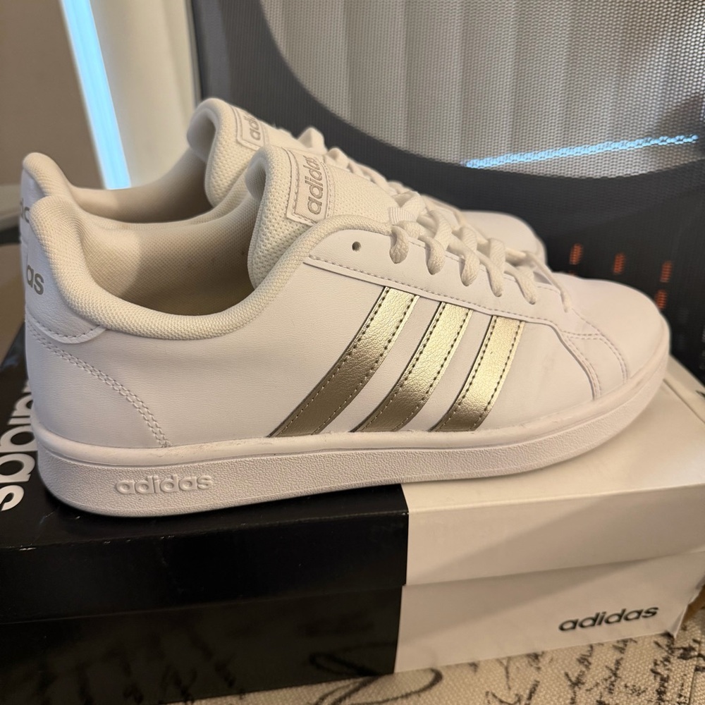 Adidas Grand Court Base white/platinum Sneakers with Metallic Stripes
